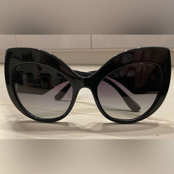 Original DOLCE & GABBANA EYEWEAR
Cat-Eye Oversized Sunglasses - Picture 2 of 3